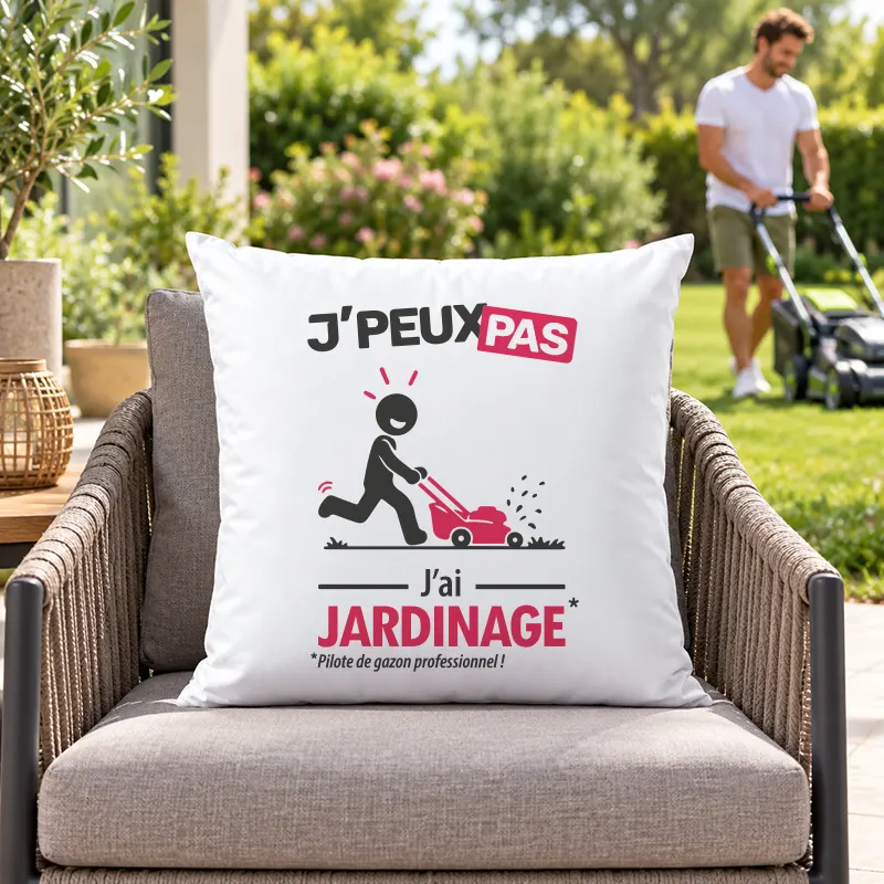 Coussin décoratif avec slogan humoristique 'je peux pas j'ai jardinage' installé sur un fauteuil de jardin