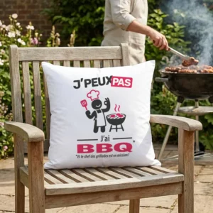 Coussin drôle avec slogan 'je peux pas j'ai BBQ' installé sur un fauteuil en bois