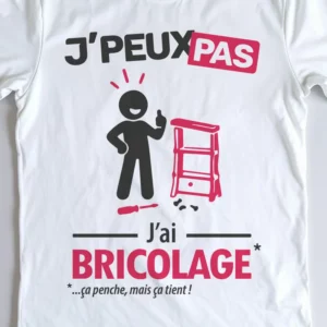 Zoom sur l'impression de t-shirt blanc 'Je peux pas j'ai bricolage'