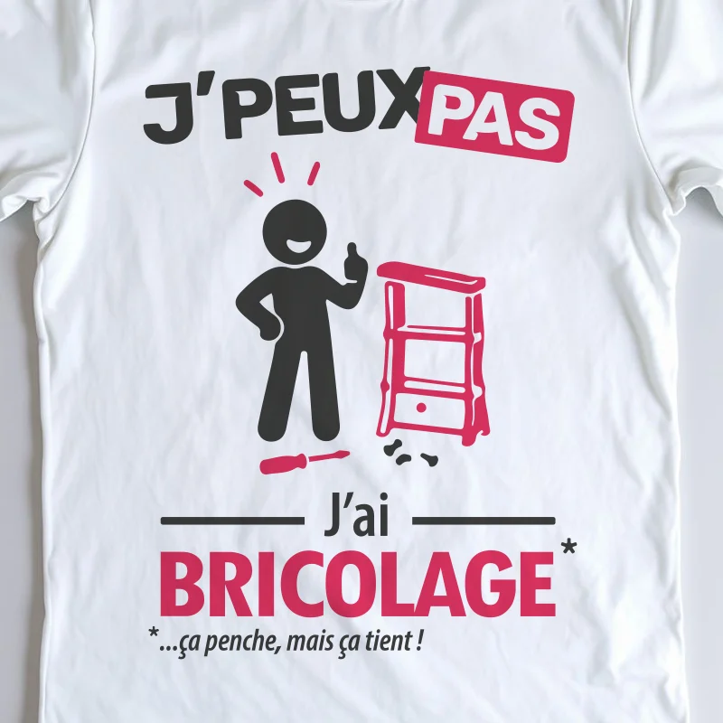 Zoom sur l'impression de t-shirt blanc 'Je peux pas j'ai bricolage'