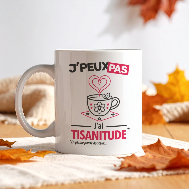Slogan drôle imprimé sur mug avec la phrase 'je peux pas j'ai tisanitude'