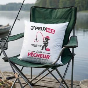 Le slogan 'Je peux pas j'suis pêcheur' imprimé sur un coussin blanc vendu en boutique