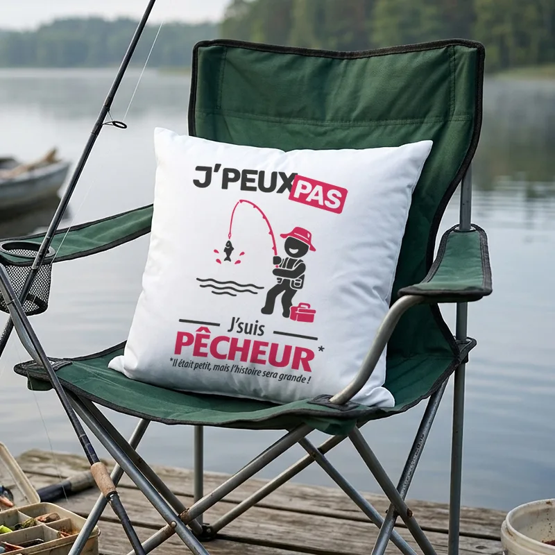 Le slogan 'Je peux pas j'suis pêcheur' imprimé sur un coussin blanc vendu en boutique